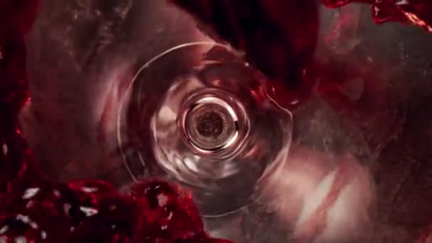 Super Slow Motion Att Hälla Rött Vin Glas Med Kamerarörelse — Stockvideo