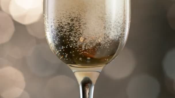 Super Slow Motion Van Het Gieten Van Champagne Wijn Glas — Stockvideo