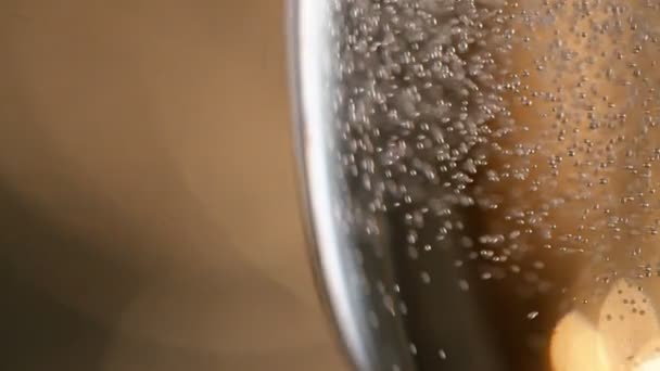 超级慢动作 将香槟酒倒入玻璃杯中 特写镜头 在高速影院相机上拍摄 1000Fps — 图库视频影像