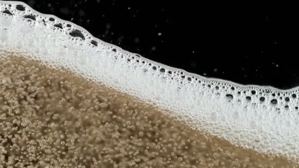 Super Langzame Beweging Van Champagne Bellen Schuim Textuur Geïsoleerd Zwarte — Stockvideo