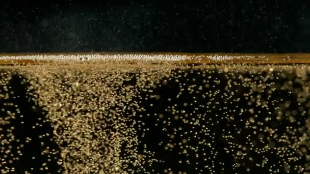 Сверхмедленное Движение Пузырей Шампанского Текстура Черном Фоне Снято Камеру Высокоскоростного — стоковое видео