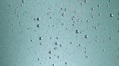 Karanlık suyun süper yavaş akışı ayrıntılı olarak gerçekleşiyor. Yüksek hızlı sinema kamerası, 1000fps.