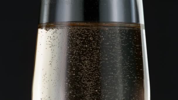 Super Slow Motion Versare Vino Champagne Nel Bicchiere Vista Vicino — Video Stock