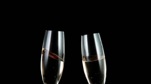 Super Slow Motion Fare Brindisi Con Due Bicchieri Champagne Isolato — Video Stock