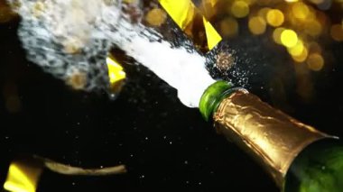 Düşen konfetiyle şampanya patlamasının süper yavaş çekimi. Yüksek hızlı sinema kamerası, 1000fps