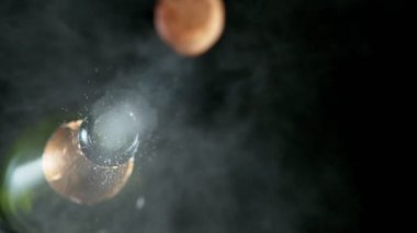 Şampanya patlamasının çok yavaş bir çekimi, şampanya şişesinin yakın plan açılışı. Yüksek hızlı sinema kamerası, 1000fps