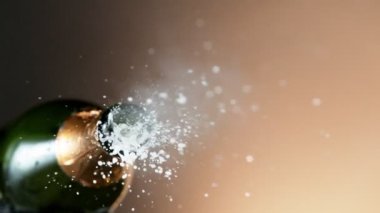 Şampanya patlamasının çok yavaş bir çekimi, şampanya şişesinin yakın plan açılışı. Yüksek hızlı sinema kamerası, 1000fps