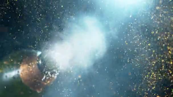 Супер Медленное Движение Взрыва Шампанского Блестящими Частицами Съемки Камеру Высокоскоростного — стоковое видео