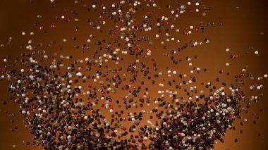 Uçan kuru biberlerin dondurucu hareketi havaya heyecan katıyor..