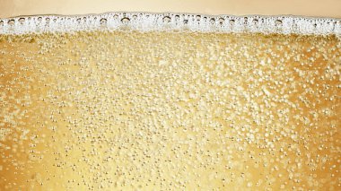 Şampanya köpüklü arka planda yakın plan. İçecek arka planının dokusu.