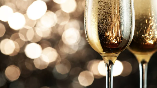 两杯香槟酒里装满了起泡的葡萄酒 宏观拍摄 庆祝和新年理念 — 图库照片