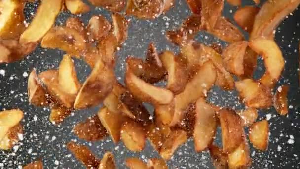 Super Slow Motion Flygande Stekt Amerikansk Potatis Svart Bakgrund Inspelning — Stockvideo