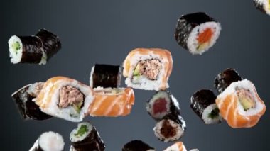 Siyah arka planda uçan suşi parçalarının süper yavaş çekimi. Hız rampası etkisi. Yüksek hızlı sinema kamerası, 1000fps