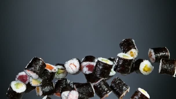 Super Slow Motion Flygande Sushi Bitar Svart Bakgrund Inspelning Höghastighetsbio — Stockvideo