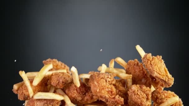 Super Slow Motion Flygande Stekt Kyckling Bitar Med Pommes Frites — Stockvideo