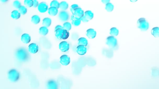 Super Langzame Beweging Van Vallende Blauwe Hydrogel Ballen Cosmetisch Jeugd — Stockvideo