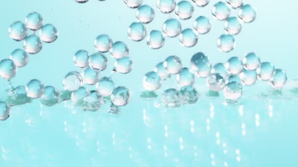 Super Langzame Beweging Van Vallende Blauwe Hydrogel Ballen Cosmetisch Jeugd — Stockvideo