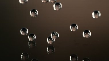 Düşen hidrojel toplarının süper yavaş çekimi. Kozmetik, gençlik ve güzellik konsepti. Yüksek hızlı sinema kamerası, 1000fps