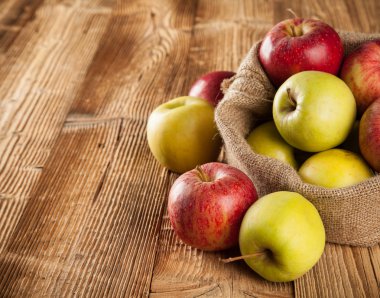 ahşap üzerine taze hasat elma