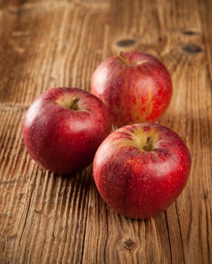 ahşap üzerine taze hasat elma