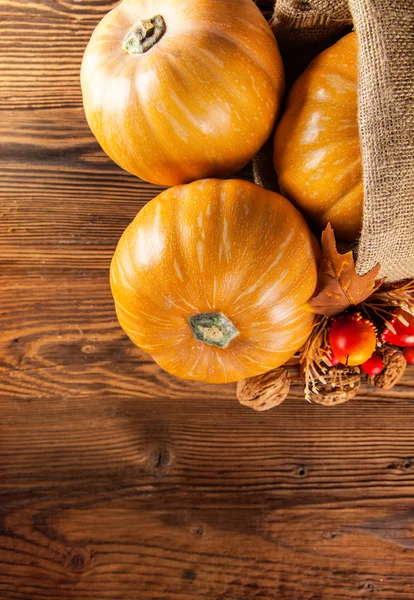 Prodotti agricoli autunnali su legno — Foto Stock