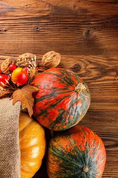 Prodotti agricoli autunnali su legno — Foto Stock