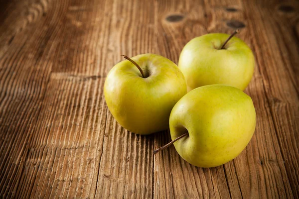 Ahşap üzerine taze hasat elma — Stok fotoğraf