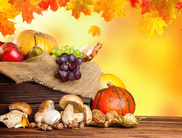 Fruits et légumes d'automne dans une boîte en bois — Photo