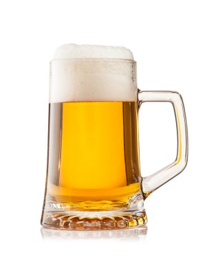 Beyaz arka planda izole edilmiş bir bardak bira.