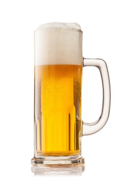 Beyaz arka planda izole edilmiş bir bardak bira.