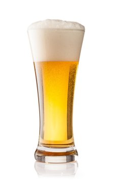 Beyaz arka planda izole edilmiş bir bardak bira.