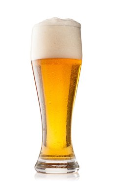 Beyaz arka planda izole edilmiş bir bardak bira.