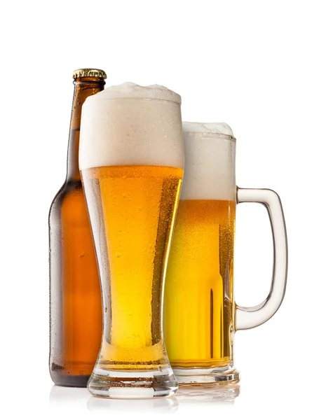 Vasos de cerveza con botella sobre fondo blanco —  Fotos de Stock