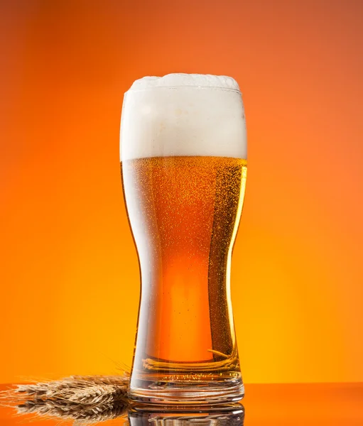 Verre de bière avec fond orange — Photo