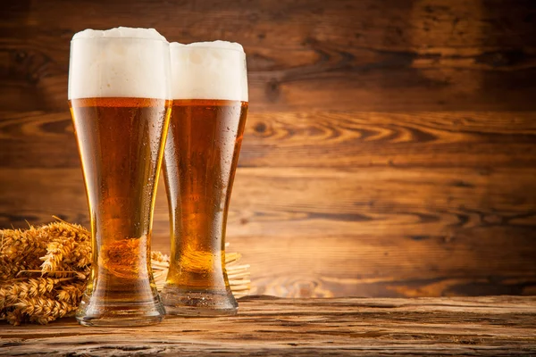 Bicchieri di birra su assi di legno — Foto Stock