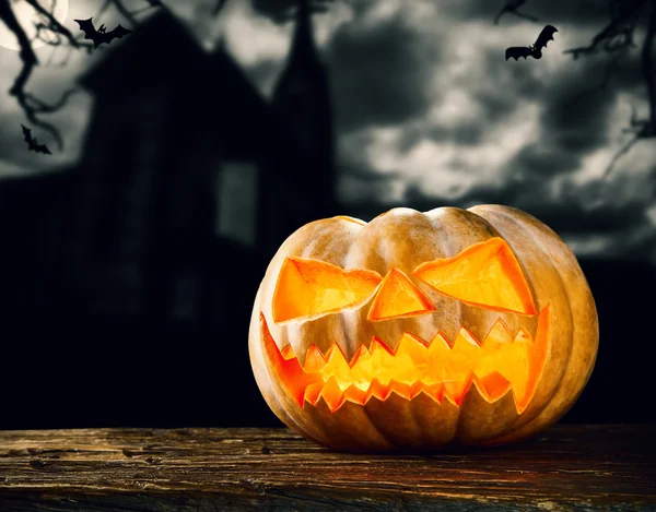 Halloween pumpkin on wood with dark background — Stock Photo, Image
