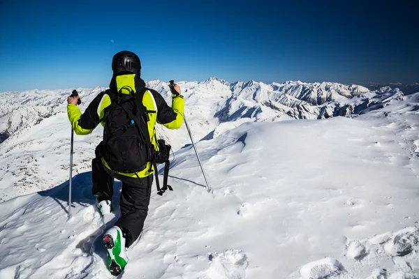 Aventurero en la cima de las montañas alpinas — Foto de Stock