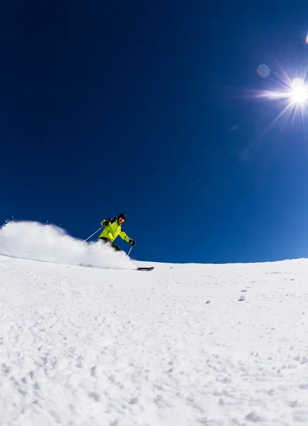 Esquiador alpino en pista, esquiando cuesta abajo —  Fotos de Stock