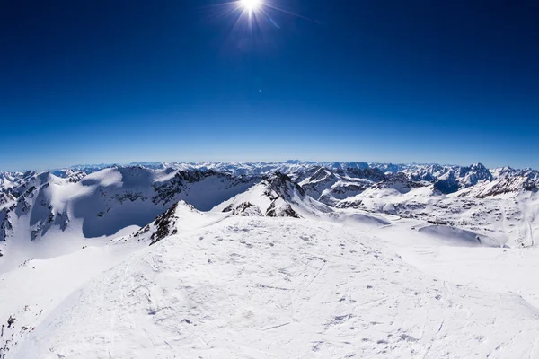 Paesaggio innevato alpino — Foto Stock