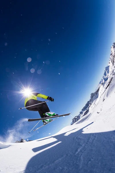 Sciatore alpino in pista, sci in discesa — Foto Stock