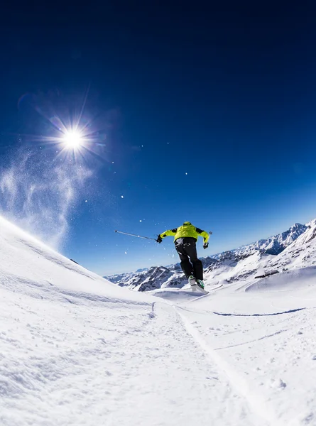 Alpine skiër op piste, afdaling skiën — Stockfoto