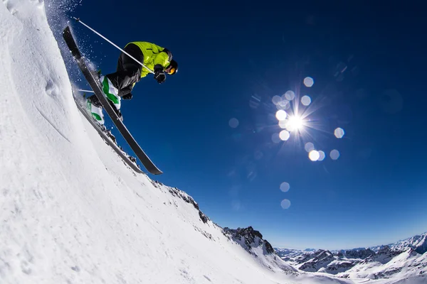 Alpiner Skifahrer auf der Piste, Skiabfahrt — Stockfoto