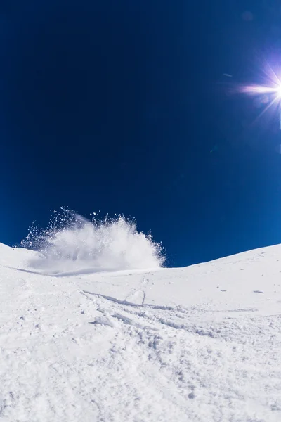 Congelar el movimiento de la nieve en polvo voladura — Foto de Stock