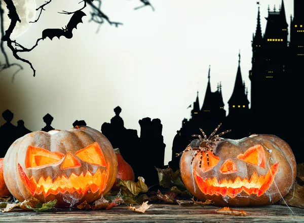 Halloween pumpkins ahşap koyu arka plan üzerine — Stok fotoğraf