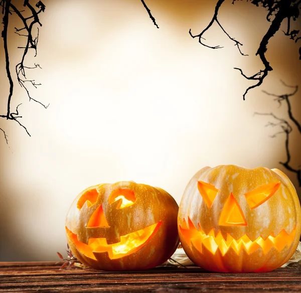 Halloween pumpkins on wood with dark background — Stock Photo, Image