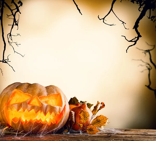 Halloween pompoen op hout met donkere achtergrond — Stockfoto
