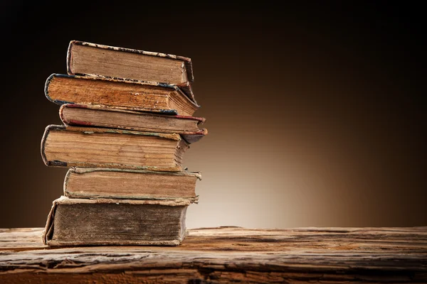 Livros velhos na mesa de madeira — Fotografia de Stock