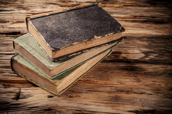 Oude boeken op houten tafel — Stockfoto