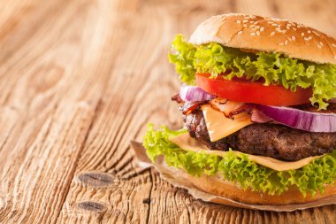 ahşap plakalar üzerine taze hamburger