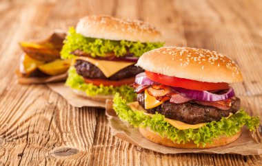 ahşap plakalar üzerine taze hamburger